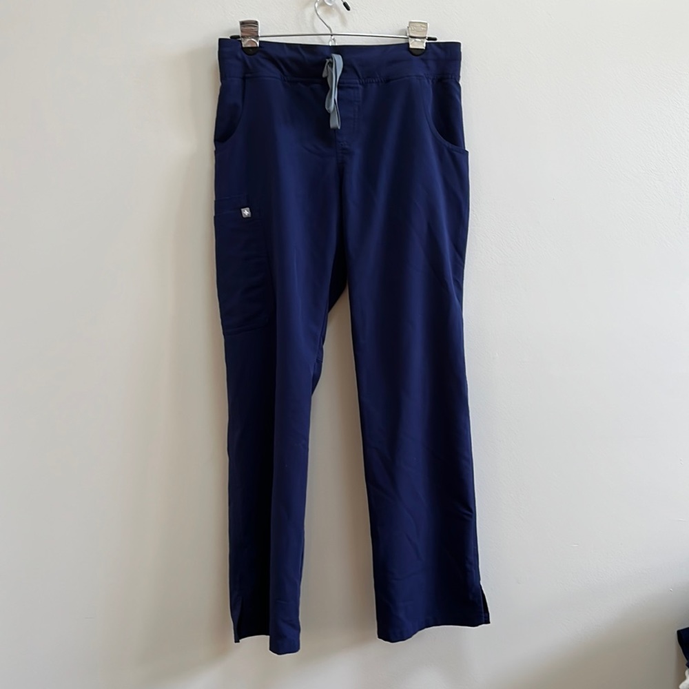 FIGS Kade cargo scrub pants in Navy Size small